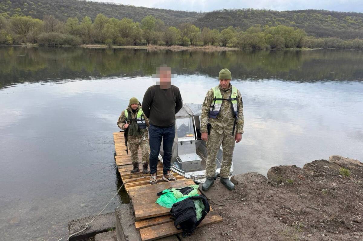 Прикордонники на катері наздогнали порушника посеред крижаного Дністра