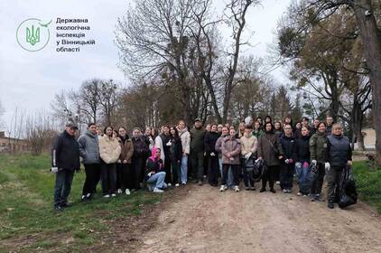 У Вінниці екоінспектори разом зі студентами-медиками прибрали берег Південного Бугу