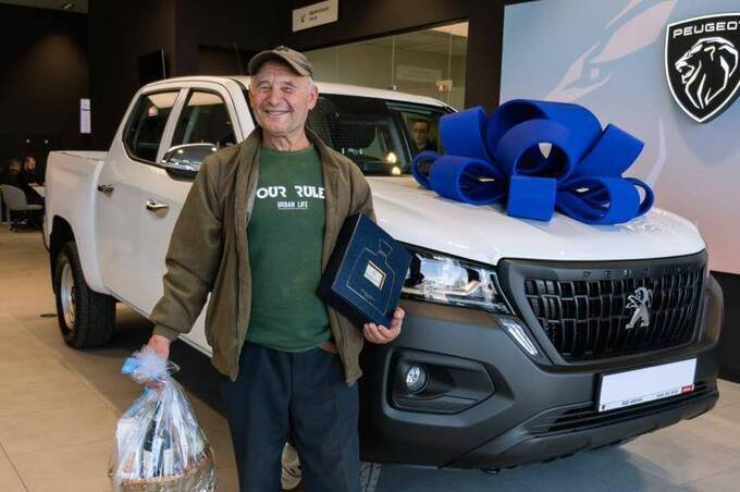 Чоловіку з Донеччини, який розчулив українців своєю евакуацією, подарували нове авто