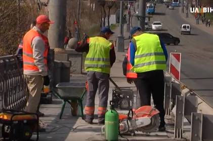 На Центральному мосту ремонтують тротуари