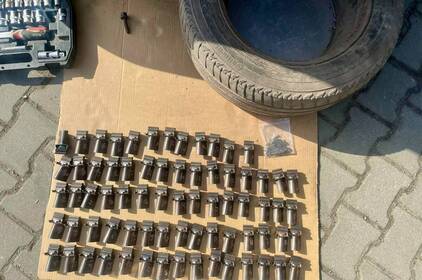 Винахідливий водій намагався приховати авіаційні деталі у запасному колесі (відео)