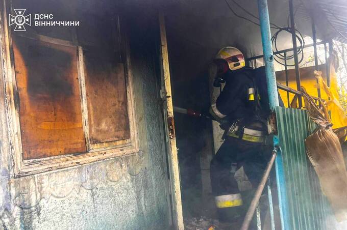 Сусіди врятували чоловіка під час пожежі в будинку на Вінниччині