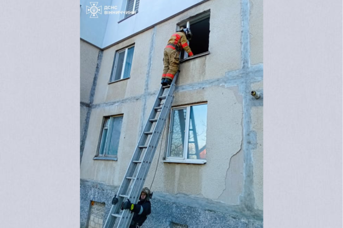 Рятувальники потрапили до квартири, щоб допомогти літній жінці