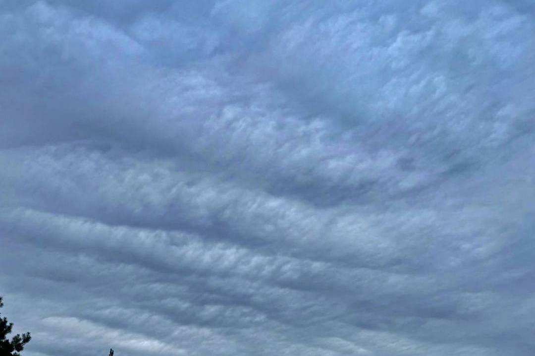 Вінницьке небо перетворилося на бурхливе море через рідкісні хмари (відео)