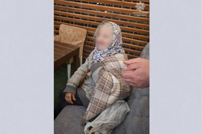 Вінницькі патрульні допомогли дістатися додому бабусі, яка загубилася