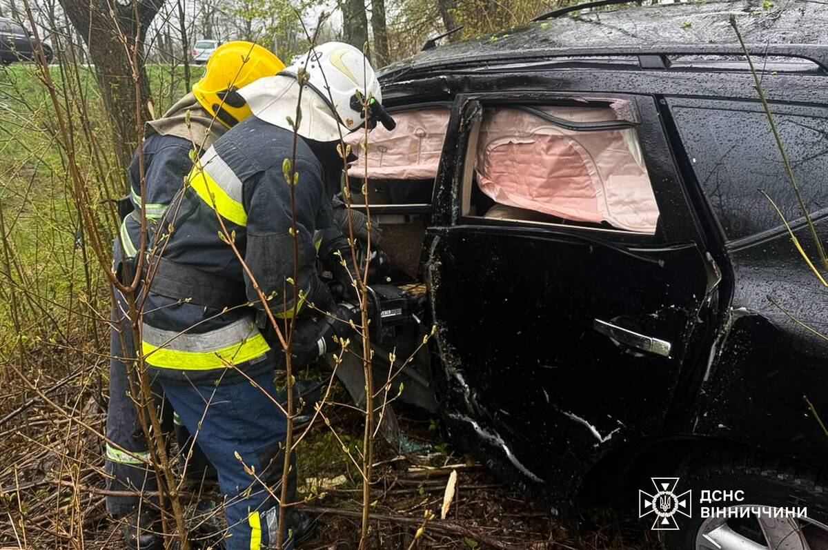 На Вінниччині водія затисло в авто після ДТП: його деблокували рятувальники
