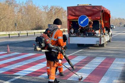 Дорожники нанесли нову розмітку на пішохідному переході поблизу Вінниці