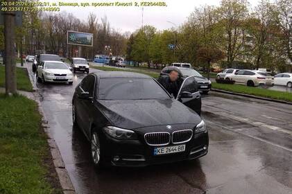 У Вінниці водій BMW вдарив інспекторку з паркування під час перевірки