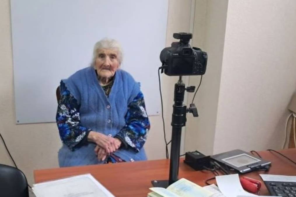 На Донеччині 100-річна бабуся оформила закордонний паспорт