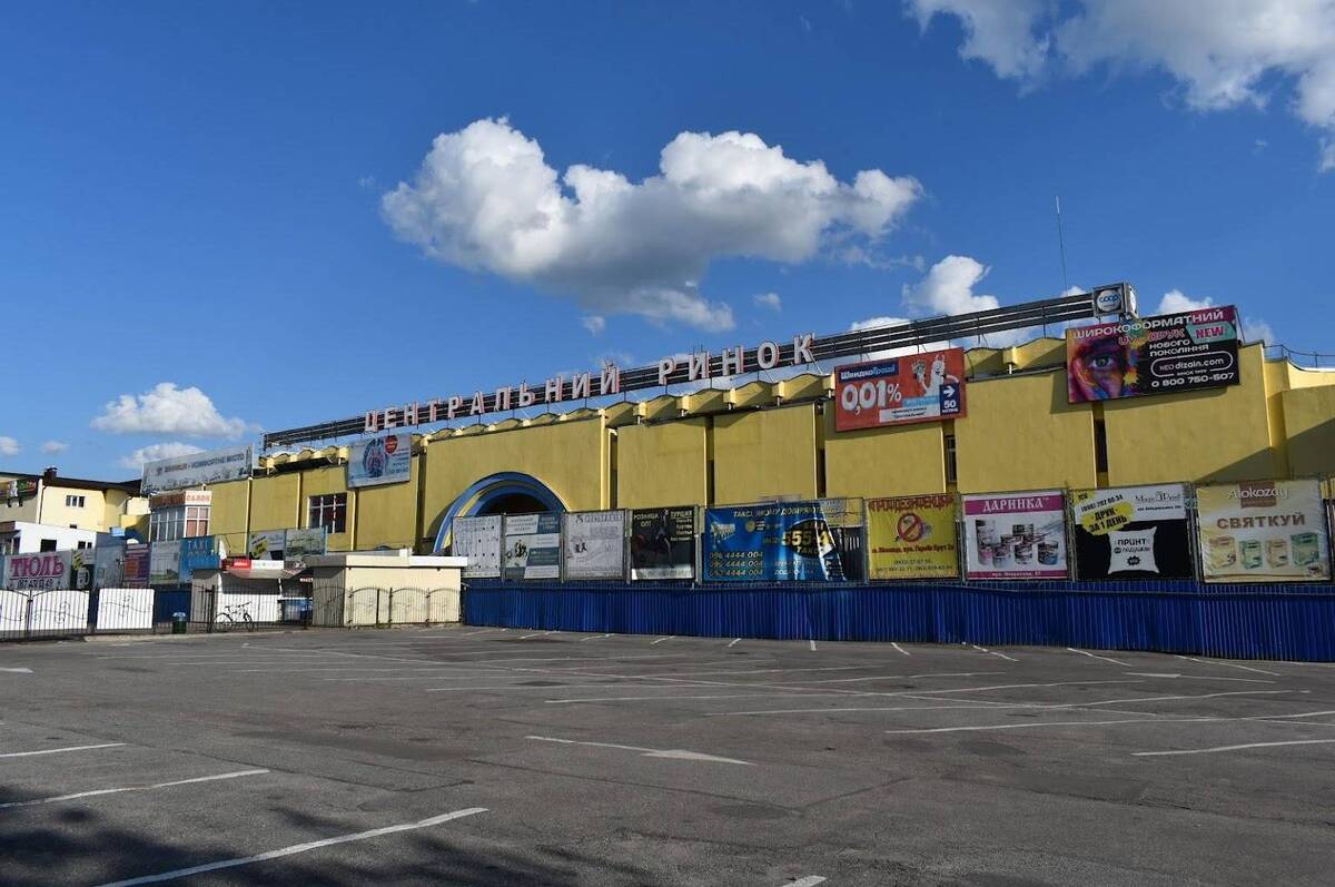 Парковку перед Центральним ринком у Вінниці остаточно повернули місту