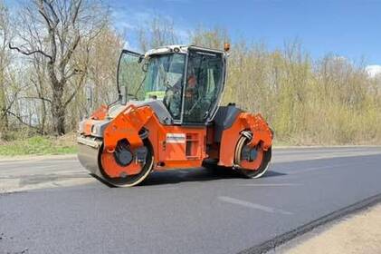 На стратегічних магістралях Вінниччини продовжують оновлювати дорожнє покриття