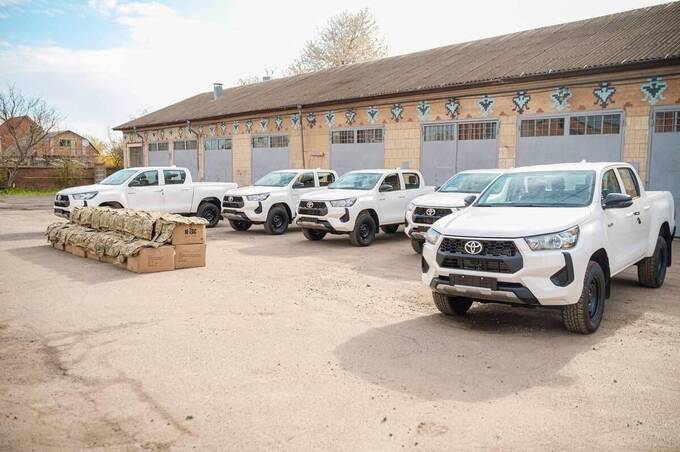 Нові позашляховики та спецкуртки: Міжрегіональний координаційний гуманітарний штаб продовжує підтримувати військових