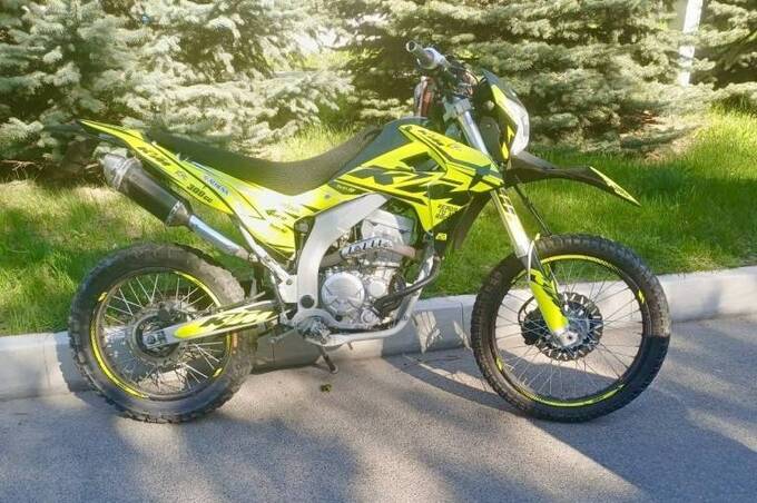 У Ладижині підліток на мотоциклі збив двох школярок