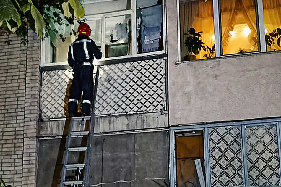 У Вінниці рятувальники допомогли літній жінці, яка впала у квартирі