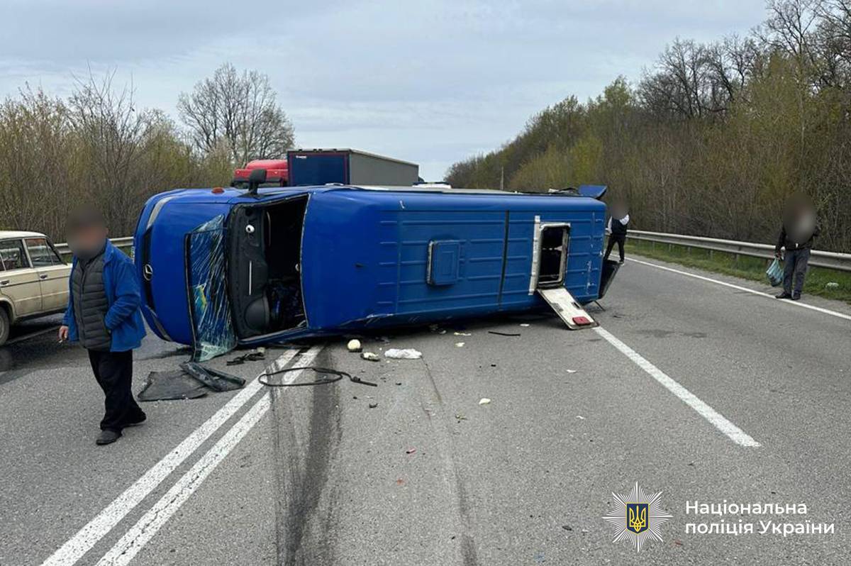 Поблизу Вороновиці зіткнулися позашляховик та рейсовий автобус з пасажирами