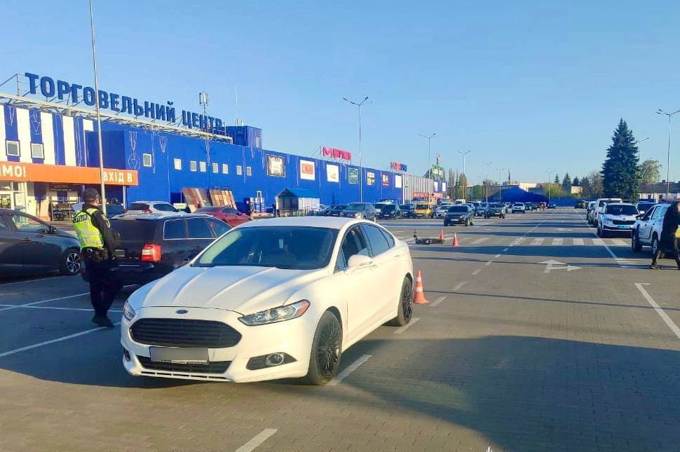 У Вінниці під колеса автомобіля Ford потрапив хлопчик на електросамокаті