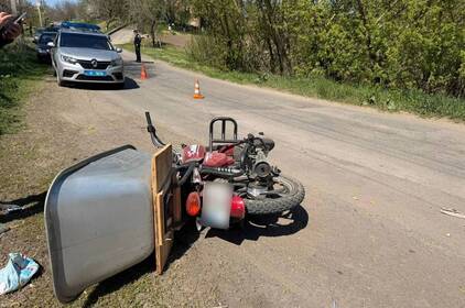 У Теплику п’яний водій мотоцикла виїхав на зустрічну смугу та збив жінку на мопеді