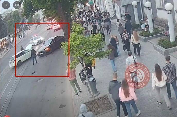 Позашляховик BMW вилетів на зустрічну смугу та протаранив авто в центрі Вінниці (відео)