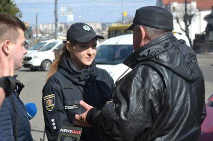 Вінницькі патрульні "полюють" на пішоходів, які переходять дорогу в невстановлених  місцях