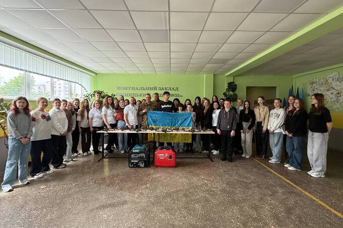 У Вінниці школярі, батьки й педагоги зібрали кошти на дрони та генератори для фронту