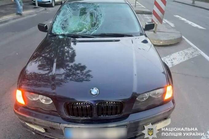 У центрі Вінниці водійка BMW збила велосипедиста на пішохідному переході