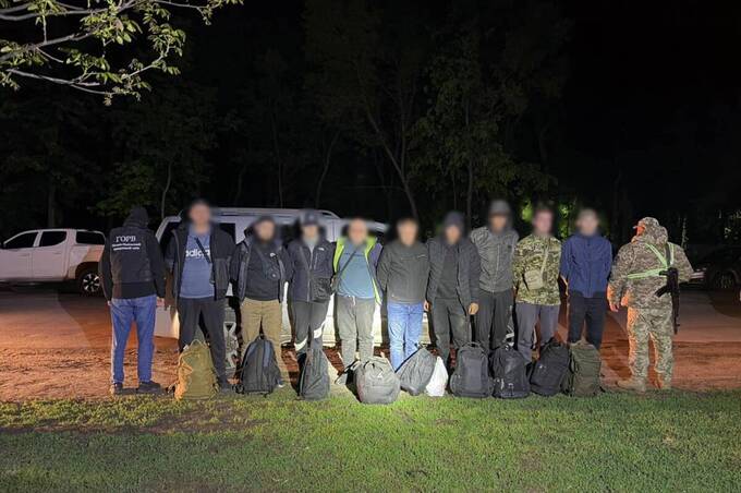 На Вінниччині дев’ятеро чоловіків на позашляховику намагалися втекти до Молдови