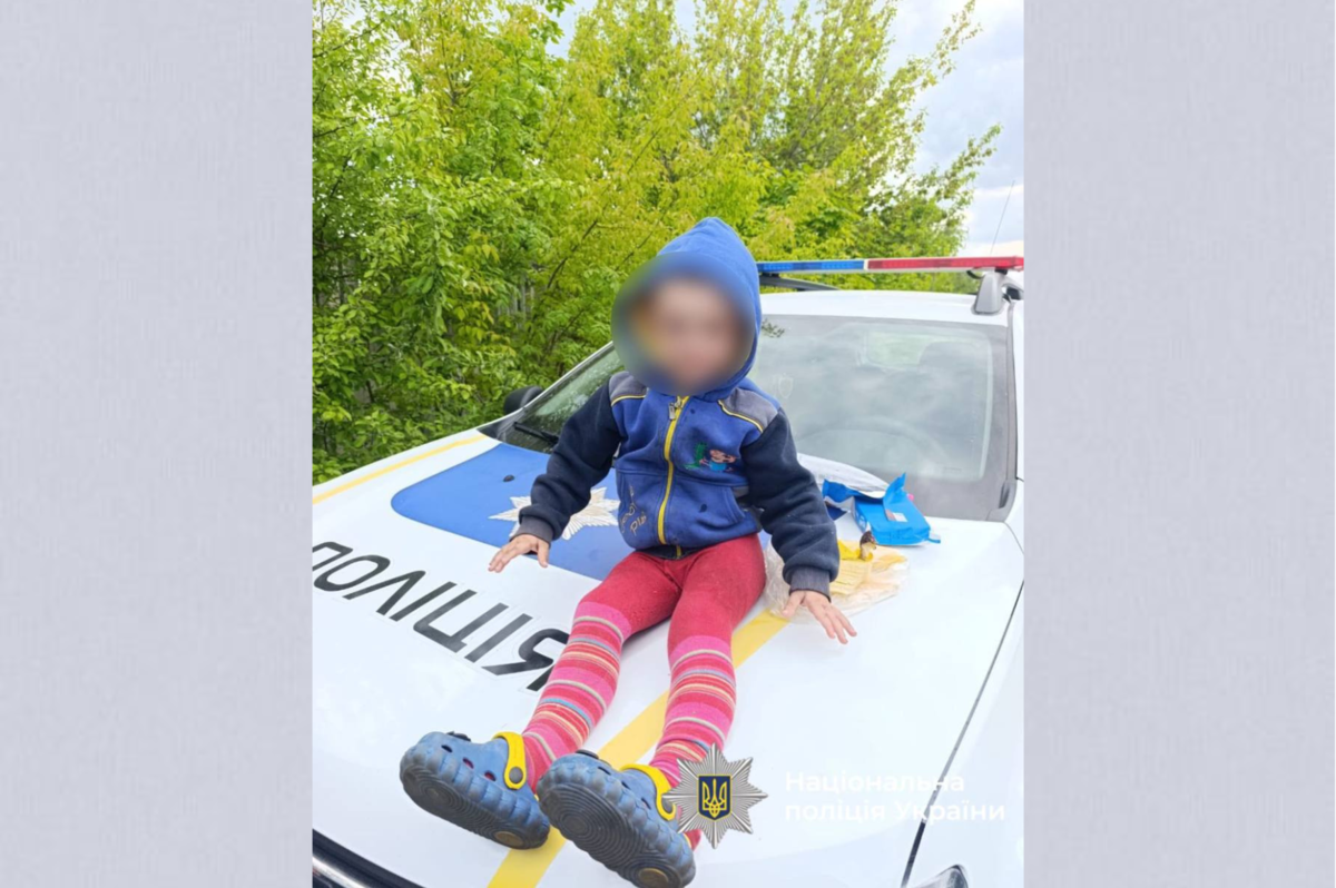 На Вінниччині поліцейський знайшов зниклого малюка просто на коліях неподалік заводу