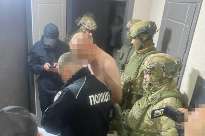 На Вінниччині розшукали підозрюваних у жорстоких пограбуваннях фермера та літніх людей