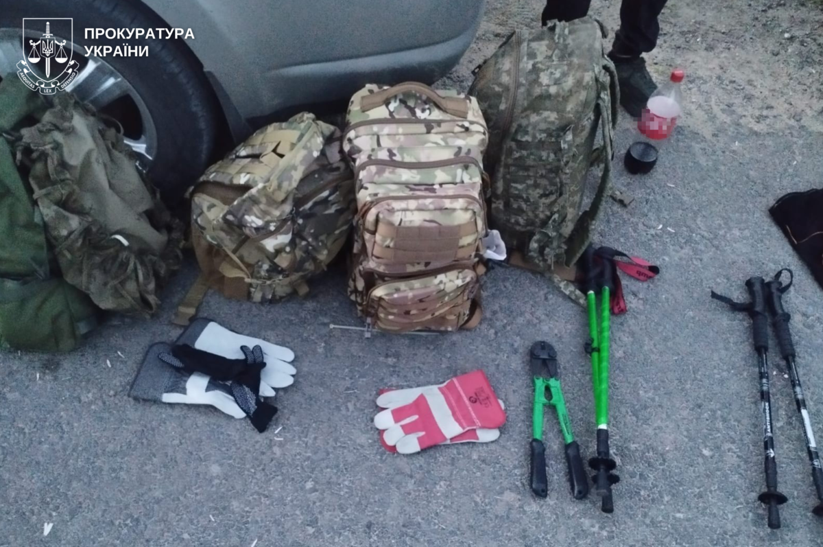 Затримали організаторів схеми, які переодягли ухилянтів у військову форму та везли до кордону