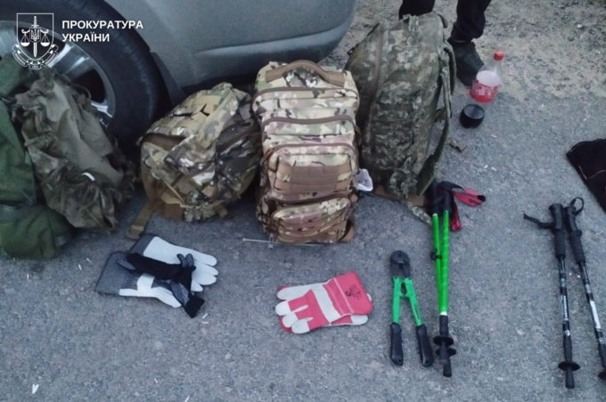 Затримали організаторів схеми, які переодягли ухилянтів у військову форму та везли до кордону