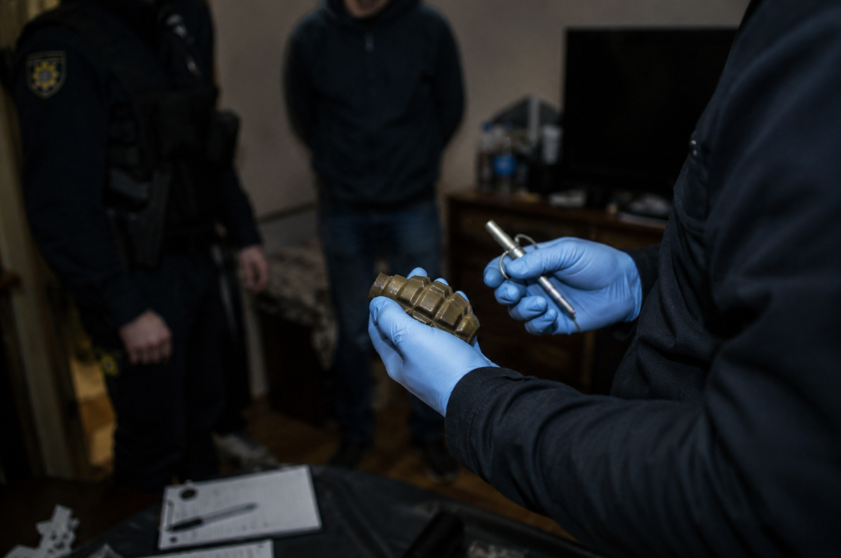 Погрожував дружині гранатою: у Вінниці чоловіка затримала поліція