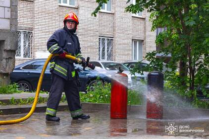 Рятувальники винесли газові балони з палаючого кафе у Вінниці та запобігли вибуху