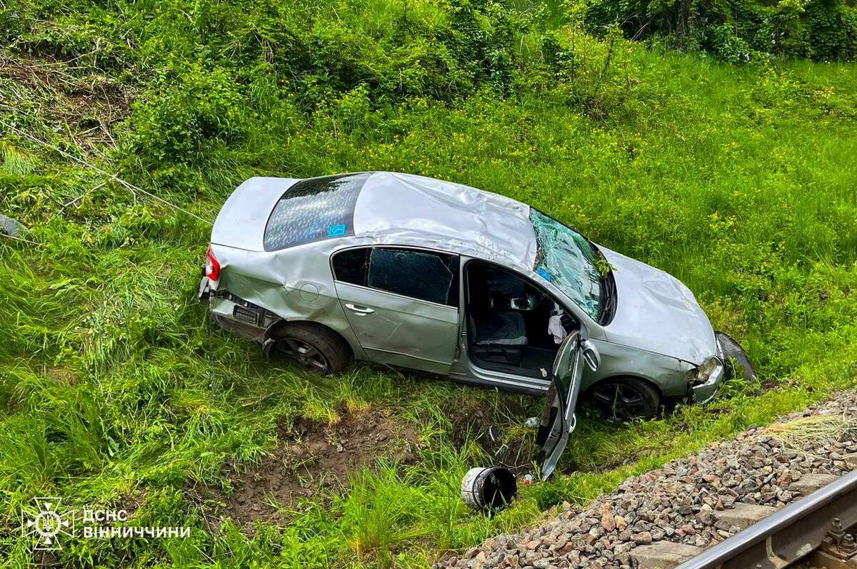 У Вінниці автомобіль злетів на залізничні колії: постраждали двоє людей