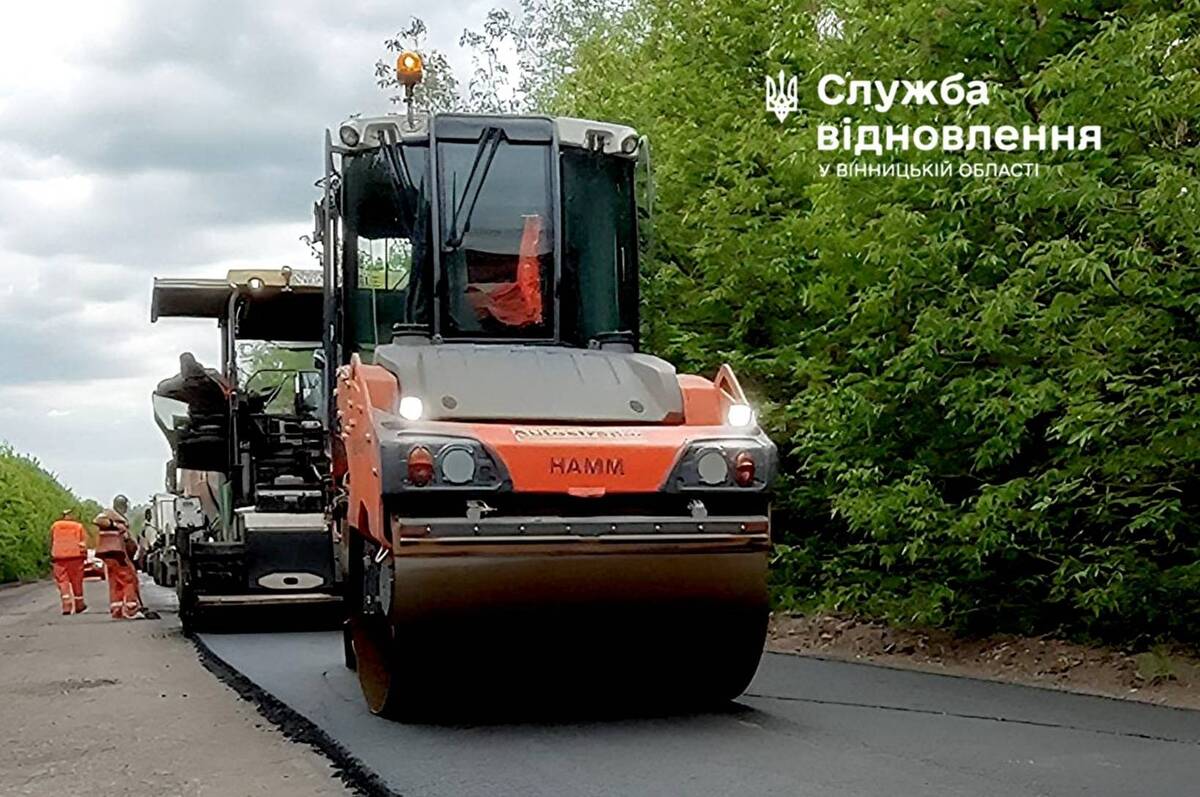 Служба відновлення ліквідовує ямковість та оновлює покриття на дорогах Вінниччини
