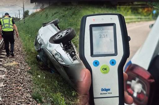 П'яний водій на Volkswagen злетів із дороги та перекинувся на залізничних коліях у Вінниці