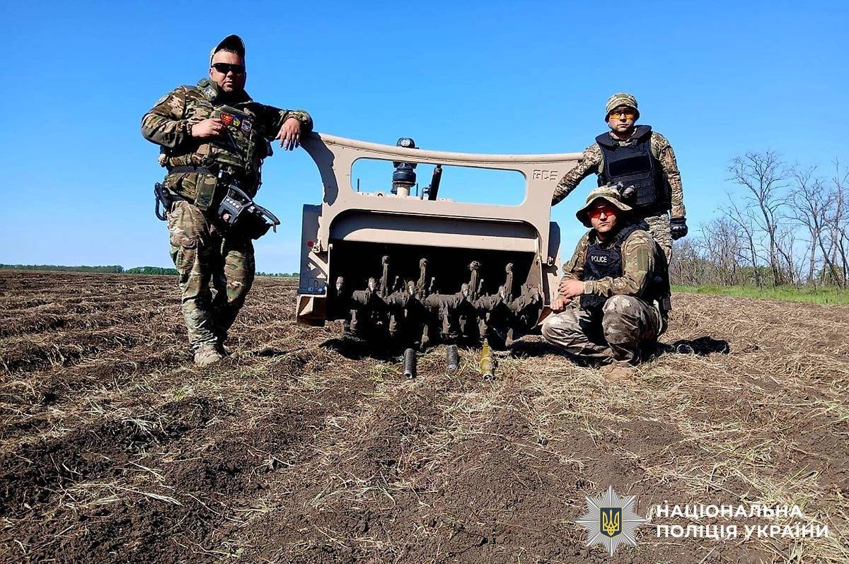 Вінницькі вибухотехніки допомагають очищувати поля Херсонщини від російських мін та снарядів