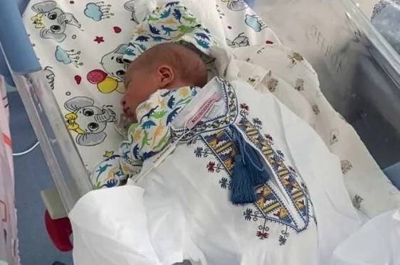 У Вінниці новонародженим малюкам подарували їхні перші вишиванки