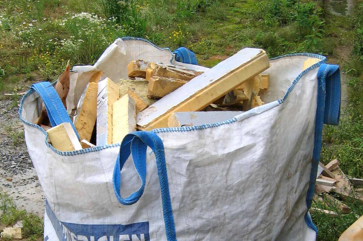 У Вінниці на камери потрапив водій буса, який викинув будівельне сміття на майданчик (відео)