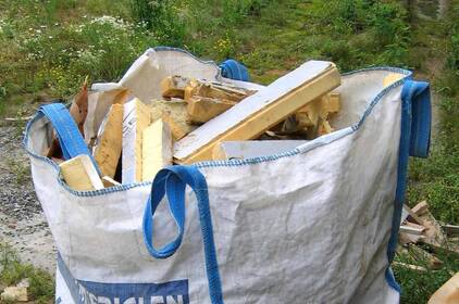 У Вінниці на камери потрапив водій буса, який викинув будівельне сміття на майданчик (відео)
