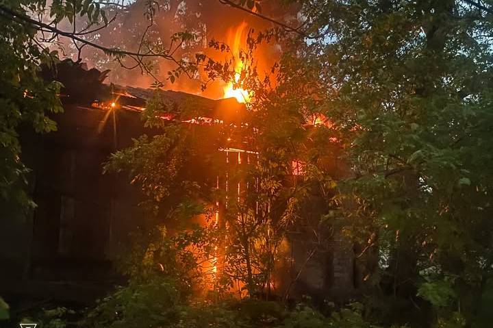 На Вінниччині розряд блискавки спалив дах господарської будівлі