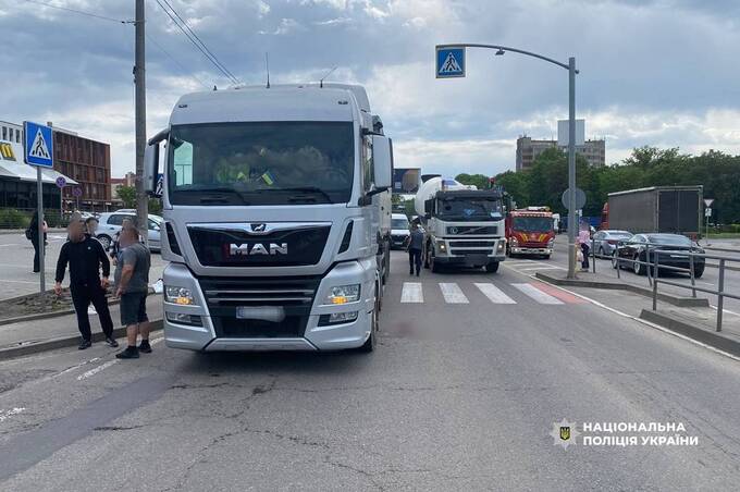 На Хмельницькому шосе під колеса фури потрапила пенсіонерка