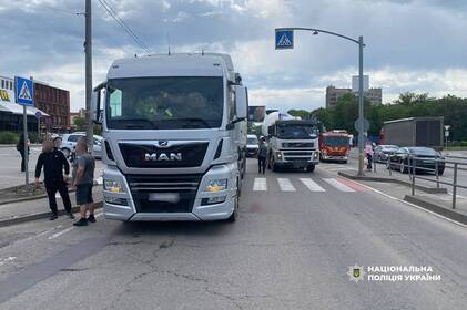 На Хмельницькому шосе під колеса фури потрапила пенсіонерка