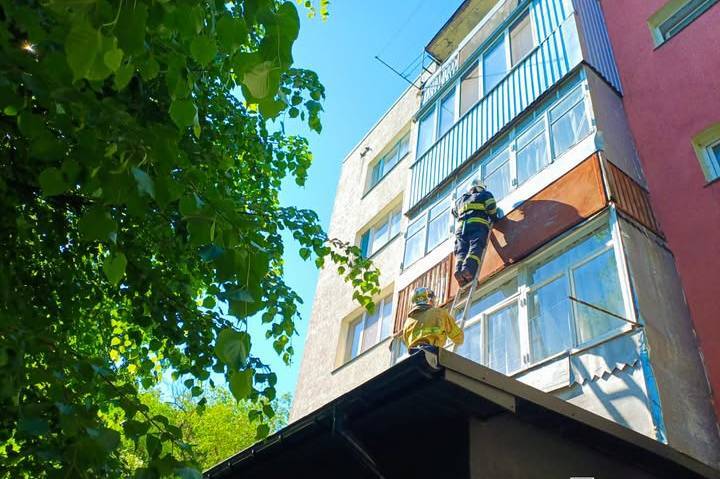 У Ладижині рятувальники через балкон потрапили до квартири та врятували безпорадну бабусю