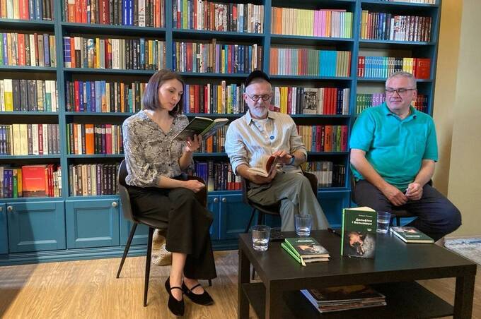 У вінницькій книгарні «ГЕРОЇ» польський репортер Войцех Тохман презентував книгу про війну в Україні