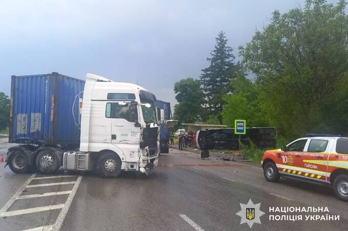 Водій MAN виїхав на зустрічну: подробиці зіткнення вантажівки та автобуса на Вінниччині