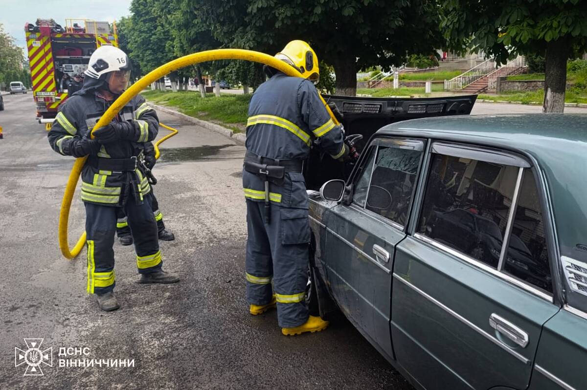 У Бершаді автомобіль спалахнув просто під час руху