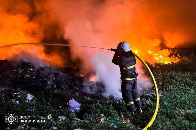 На Вінниччині спалахнула масштабна пожежа на сміттєзвалищі