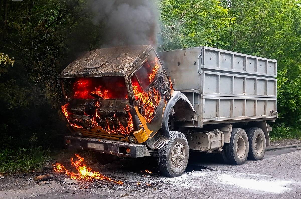 На Вінниччині під час руху загорілася вантажівка із зерном