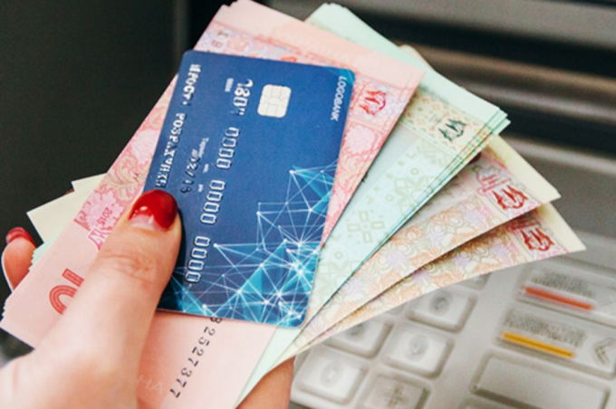 ПриватБанк, Ощадбанк і Monobank знизили ліміти на готівку: що змінилося
