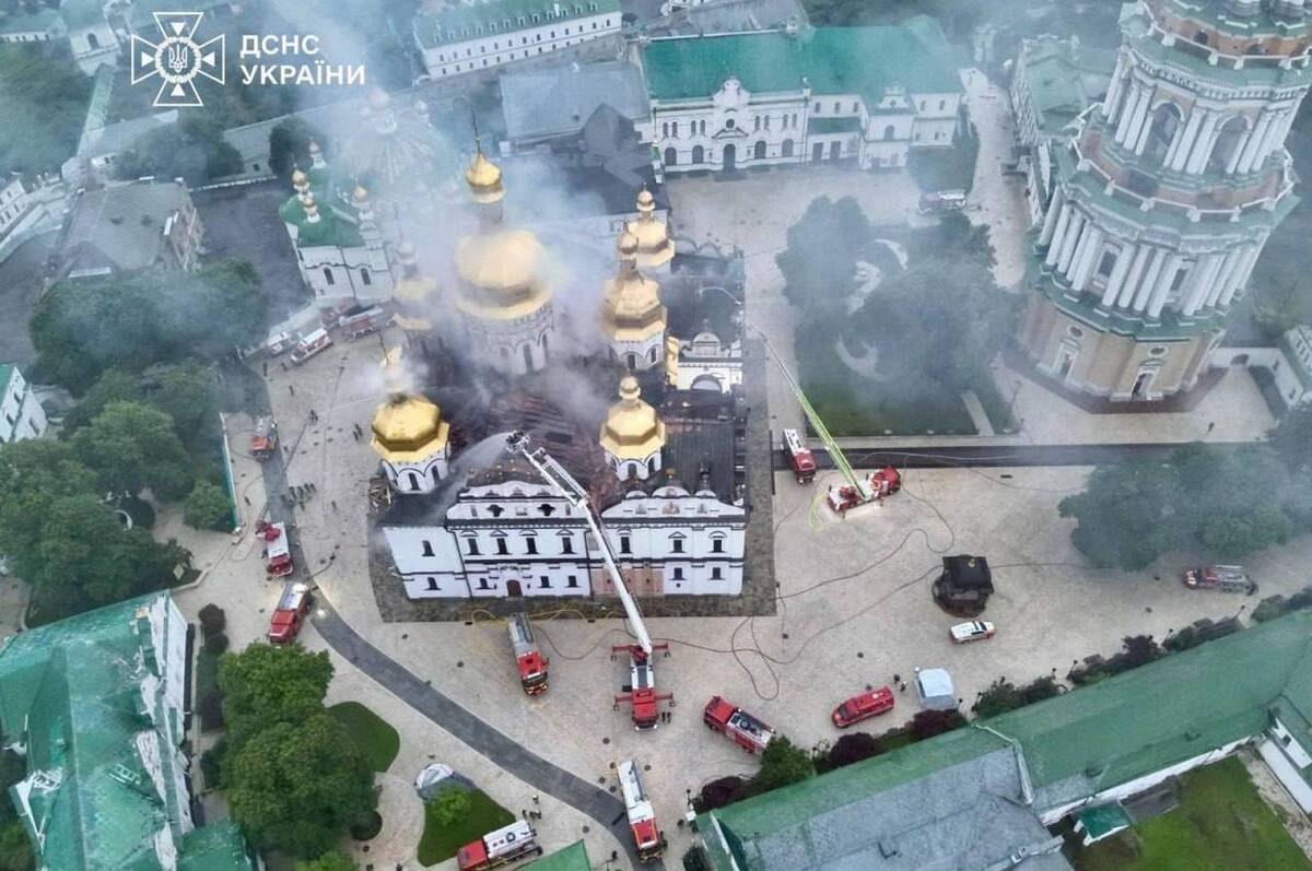 Під час атаки на Київ постраждала Києво-Печерська лавра: спалахнув Успенський собор